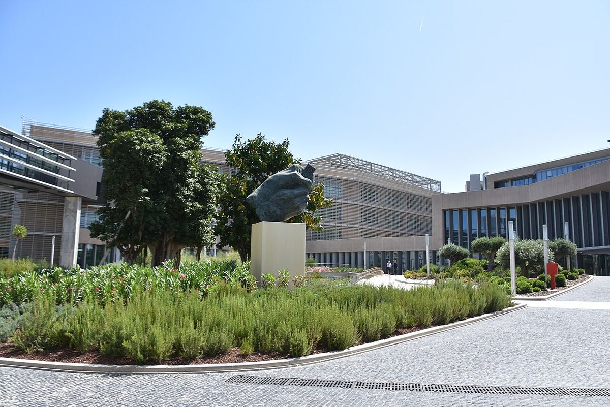 Clădirea Oficiului Uniunii Europene pentru Proprietate Intelectuală (EUIPO), văzută din grădina din față.