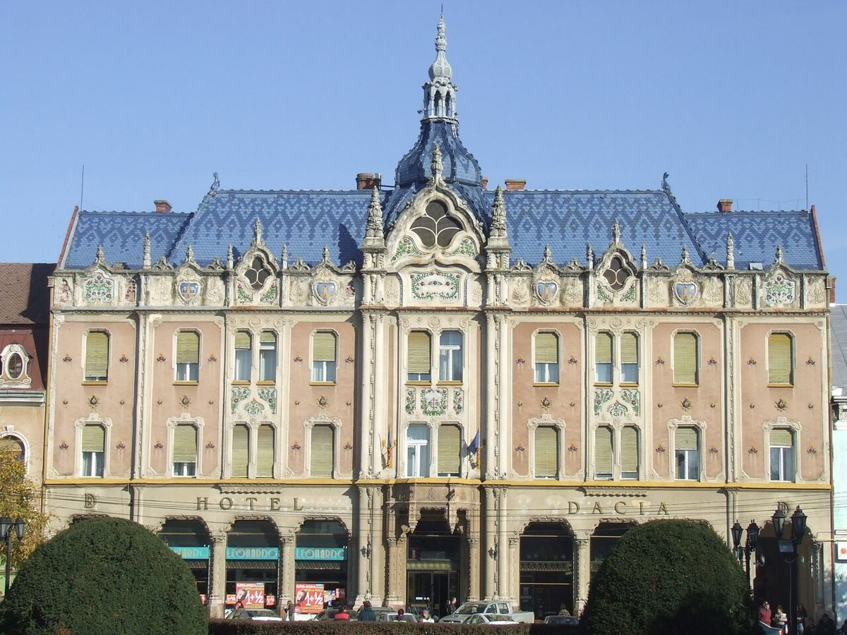 Clădirea hotelului Dacia din Satu Mare, România, ilustrând unitățile de cazare turistică din țară.