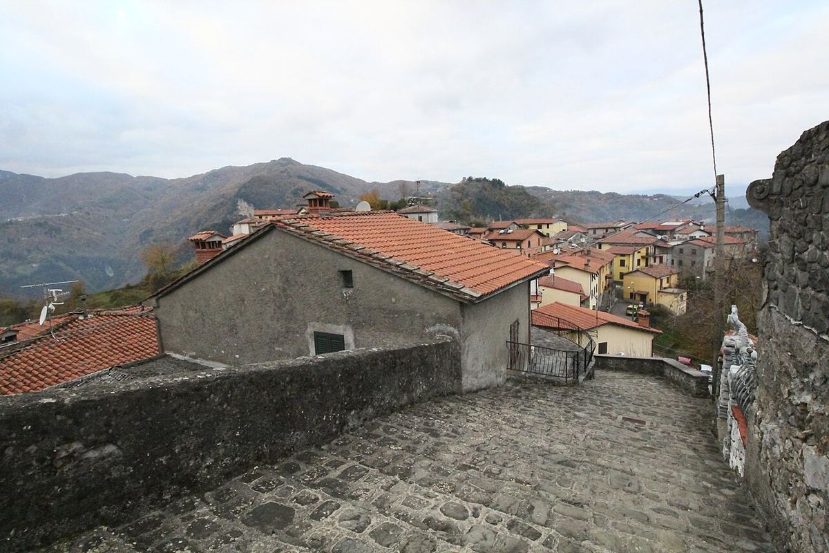 Vedere a satului Verni, o localitate din comuna Gallicano, provincia Lucca, Toscana, Italia.