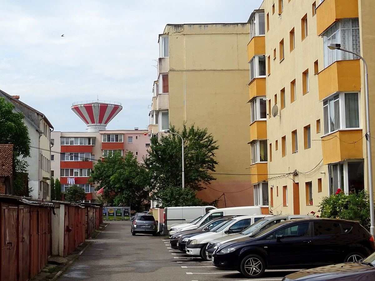 Blocuri de apartamente vechi din anii 1980 în orașul Ghimbav, județul Brașov.