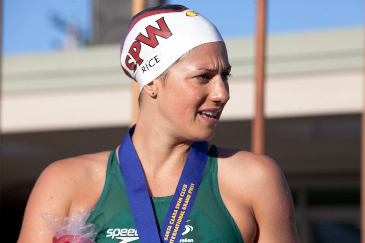Stephanie Rice și Caitlin Leverenz, înotătoare olimpice, fotografiate la Santa Clara Grand Prix din 2012.