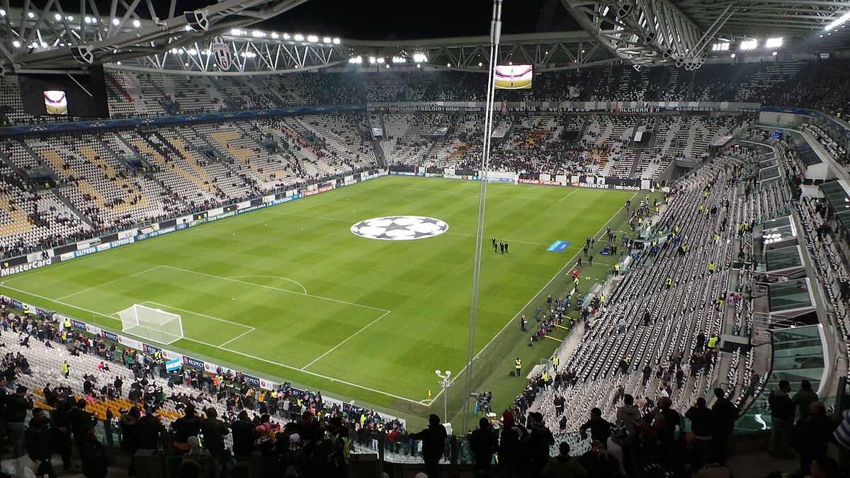 Stadionul Juventus din Torino, plin, la un meci din Liga Campionilor
