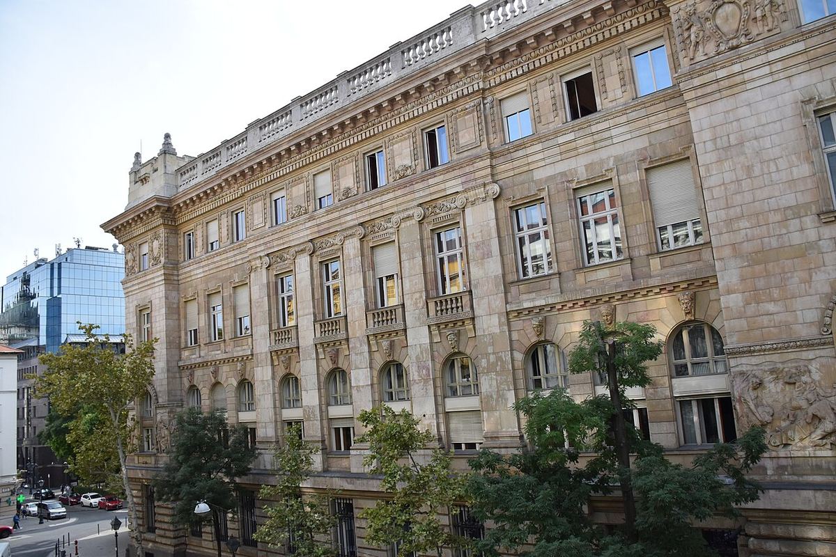 Fațada estică a sediului Băncii Naționale a Ungariei din Budapesta, văzută de pe strada Hold.