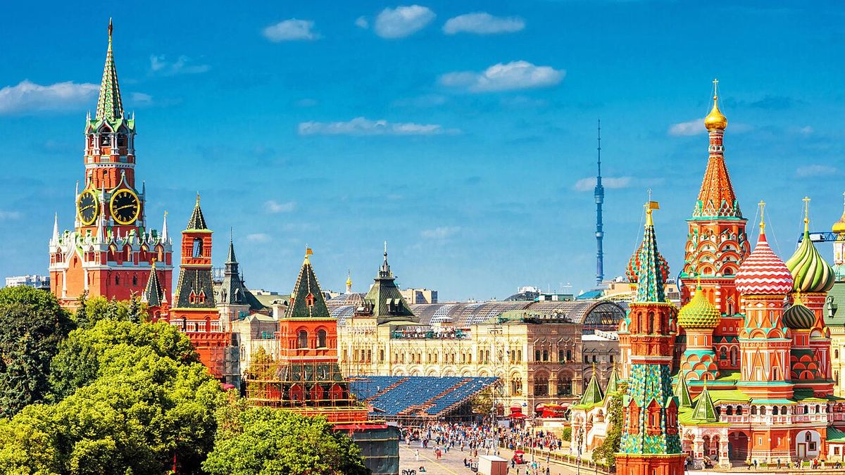 Catedrala Sfântul Vasile și Piața Roșie din Moscova, văzute dintr-un unghi larg.