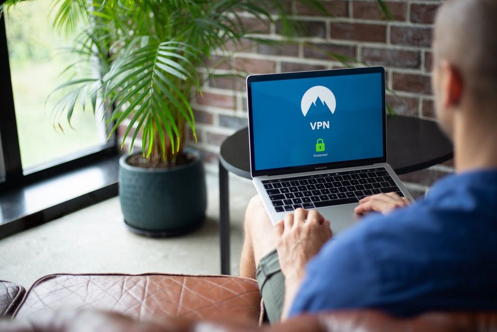 Om care lucrează la un laptop cu o aplicație de securitate pe ecran