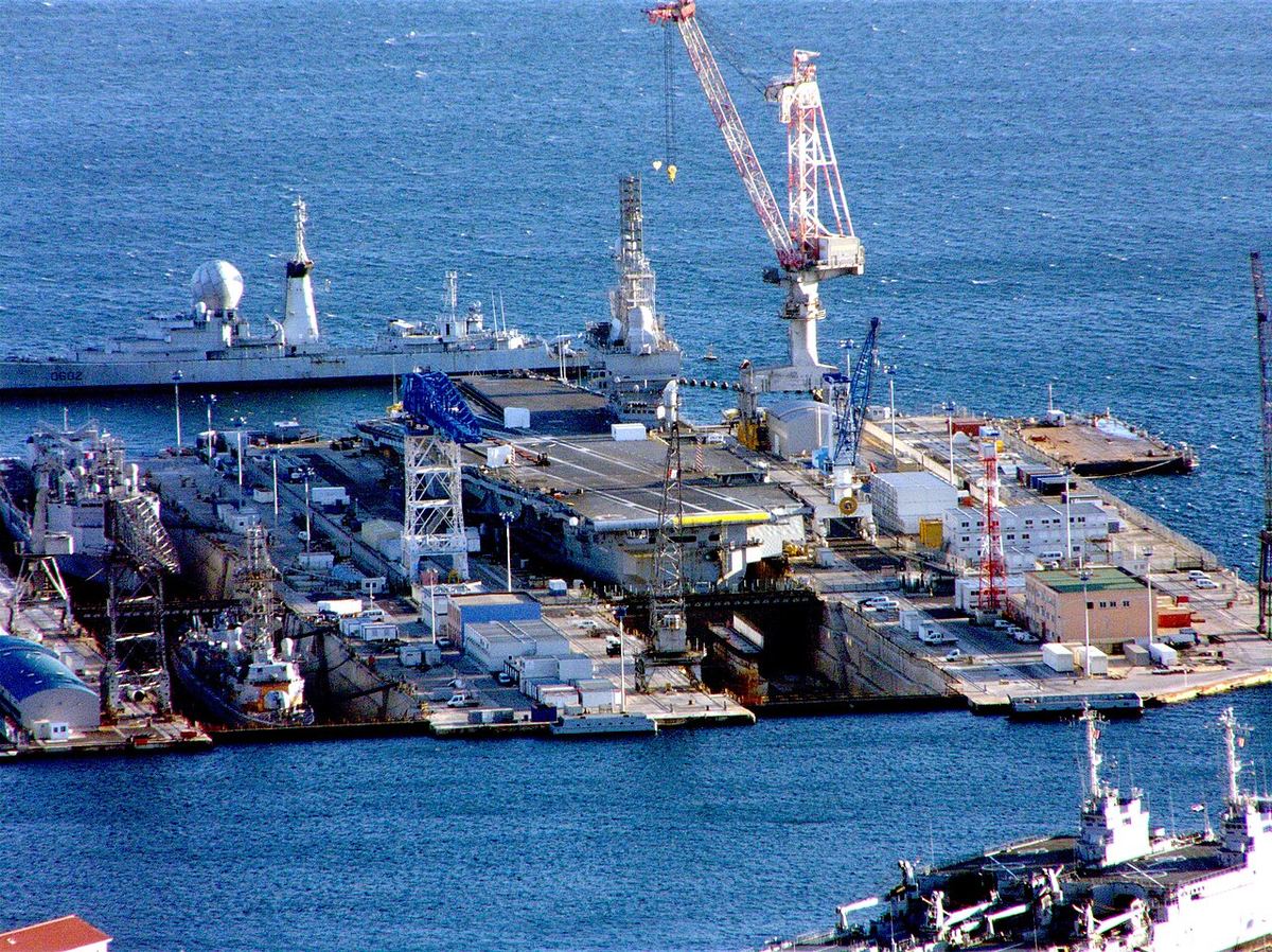 Imagine ilustrativă: o navă militară mare acostată într-un port.