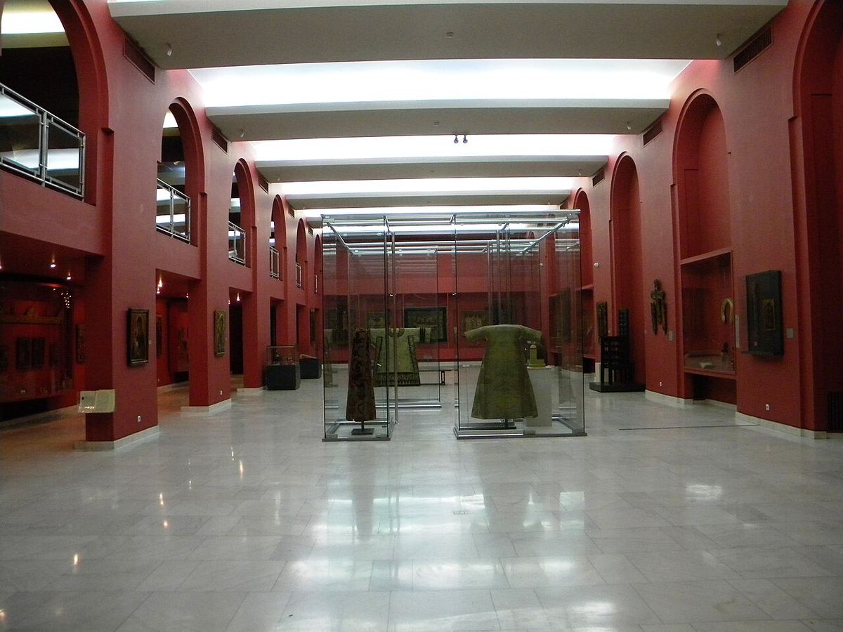 Sală de muzeu cu exponate în vitrine