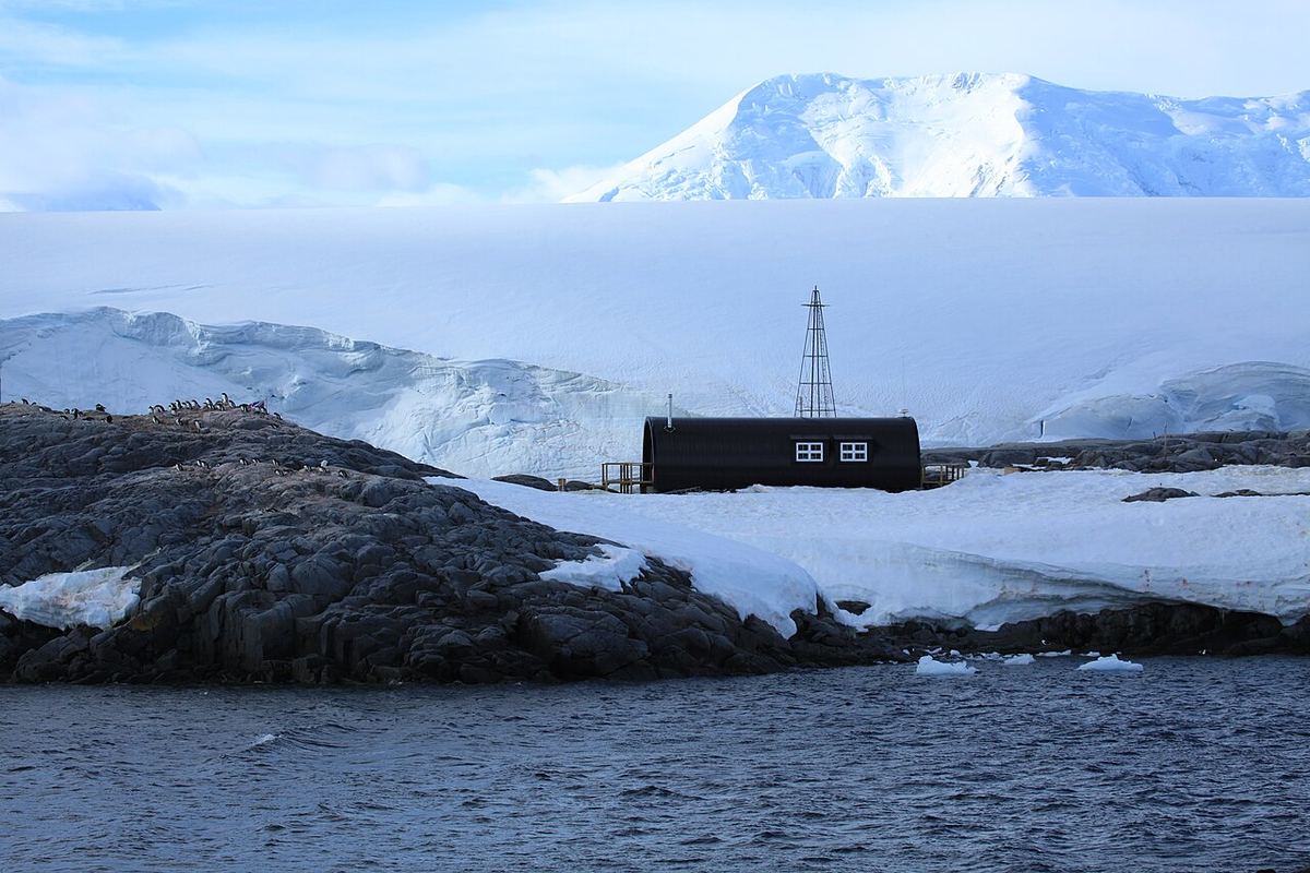 Oficiul poștal Port Lockroy, Antarctica, cunoscut ca British Base A, o clădire de lemn în peisaj polar.