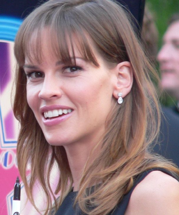 Hilary Swank zâmbind, cu cercei cu diamante și păr șaten, fotografie de arhivă.