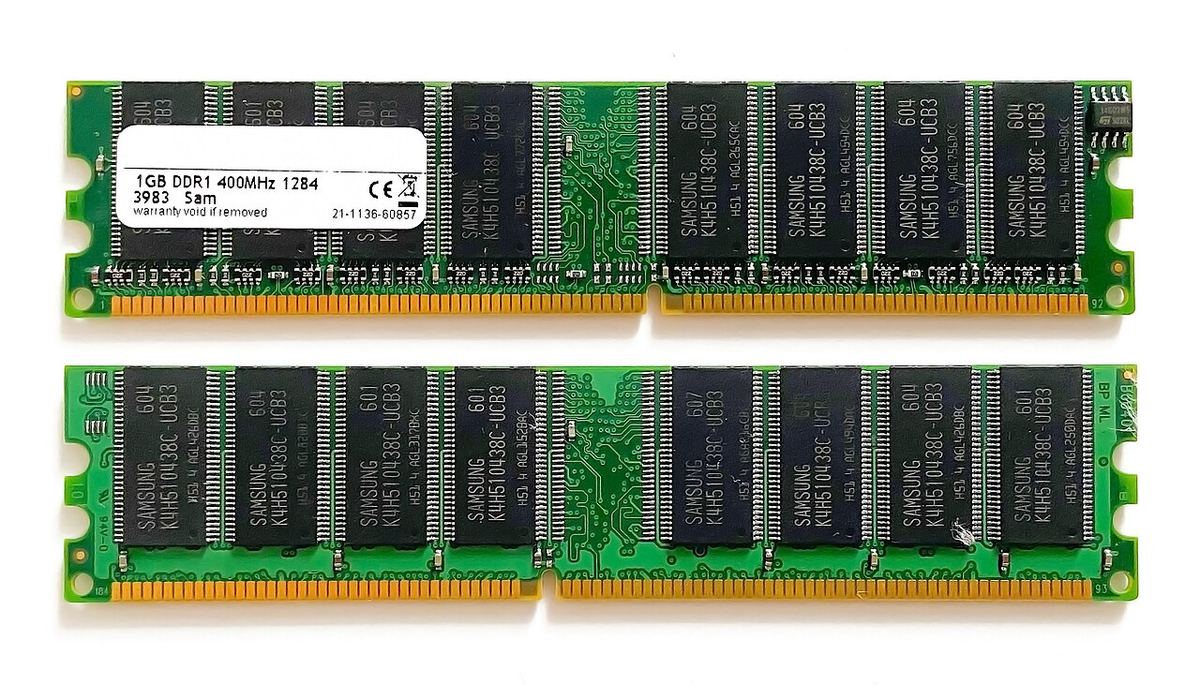 Modul de memorie RAM DDR-400 de 1GB, fotografiat din față și din spate, pe fundal neutru.