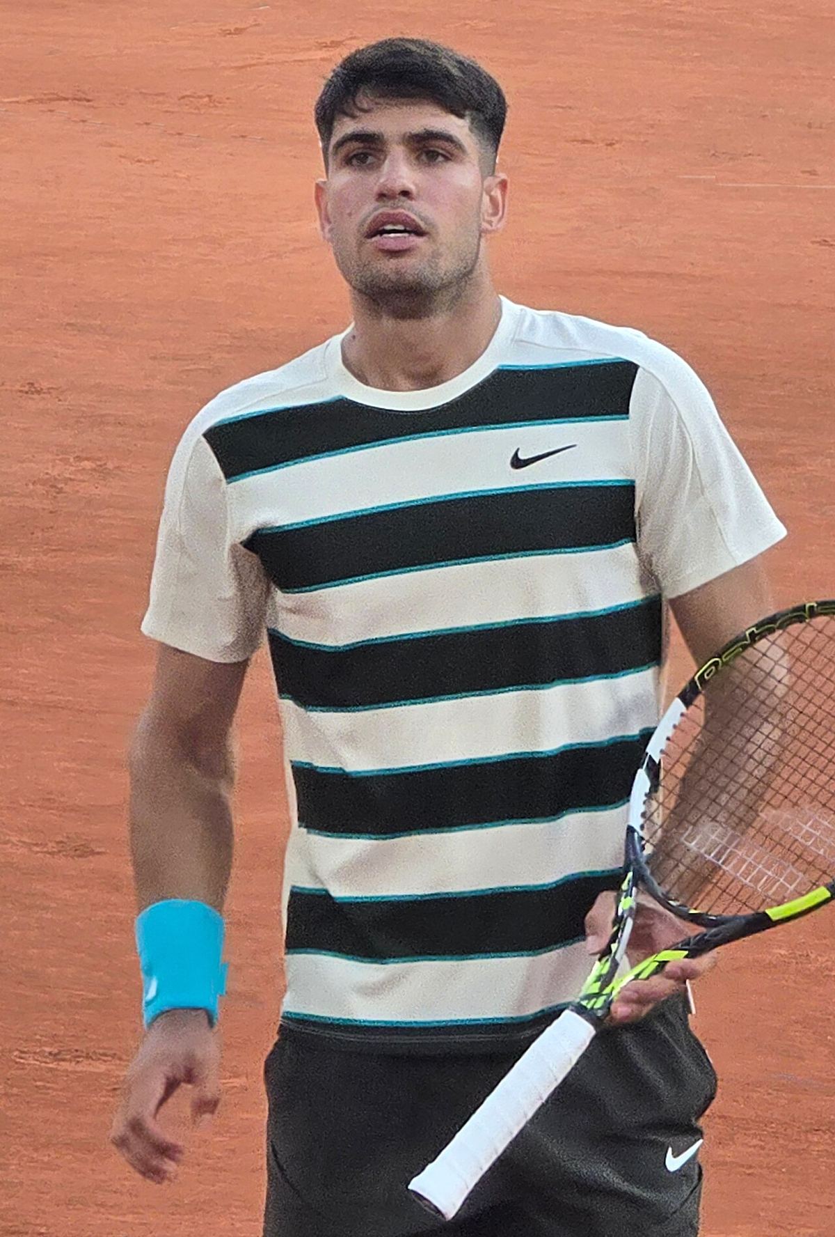 Carlos Alcaraz, fotografiat la Roland Garros 2025, cu racheta în mână, pe terenul de zgură (fotografie de arhivă).