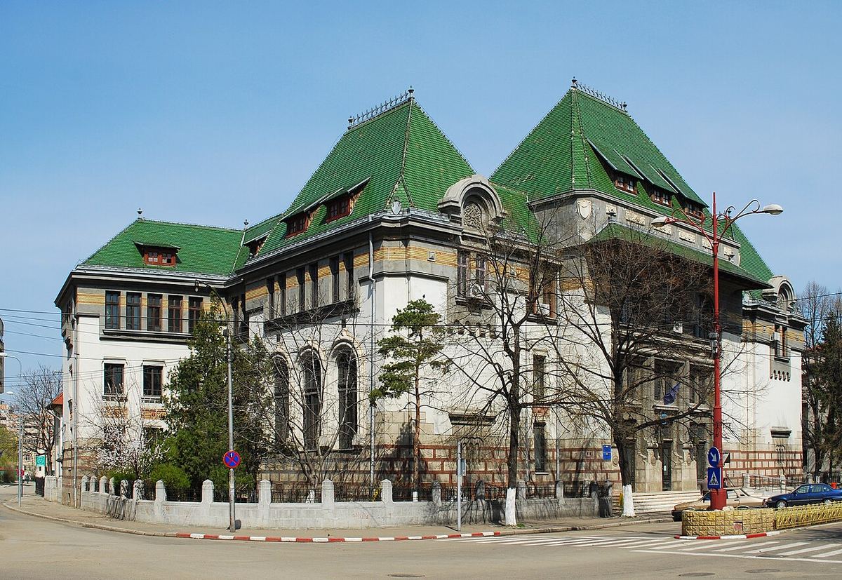Clădirea unui tribunal în Buzău, fotografiată din exterior, ilustrativ pentru articolul despre arestarea preventivă.