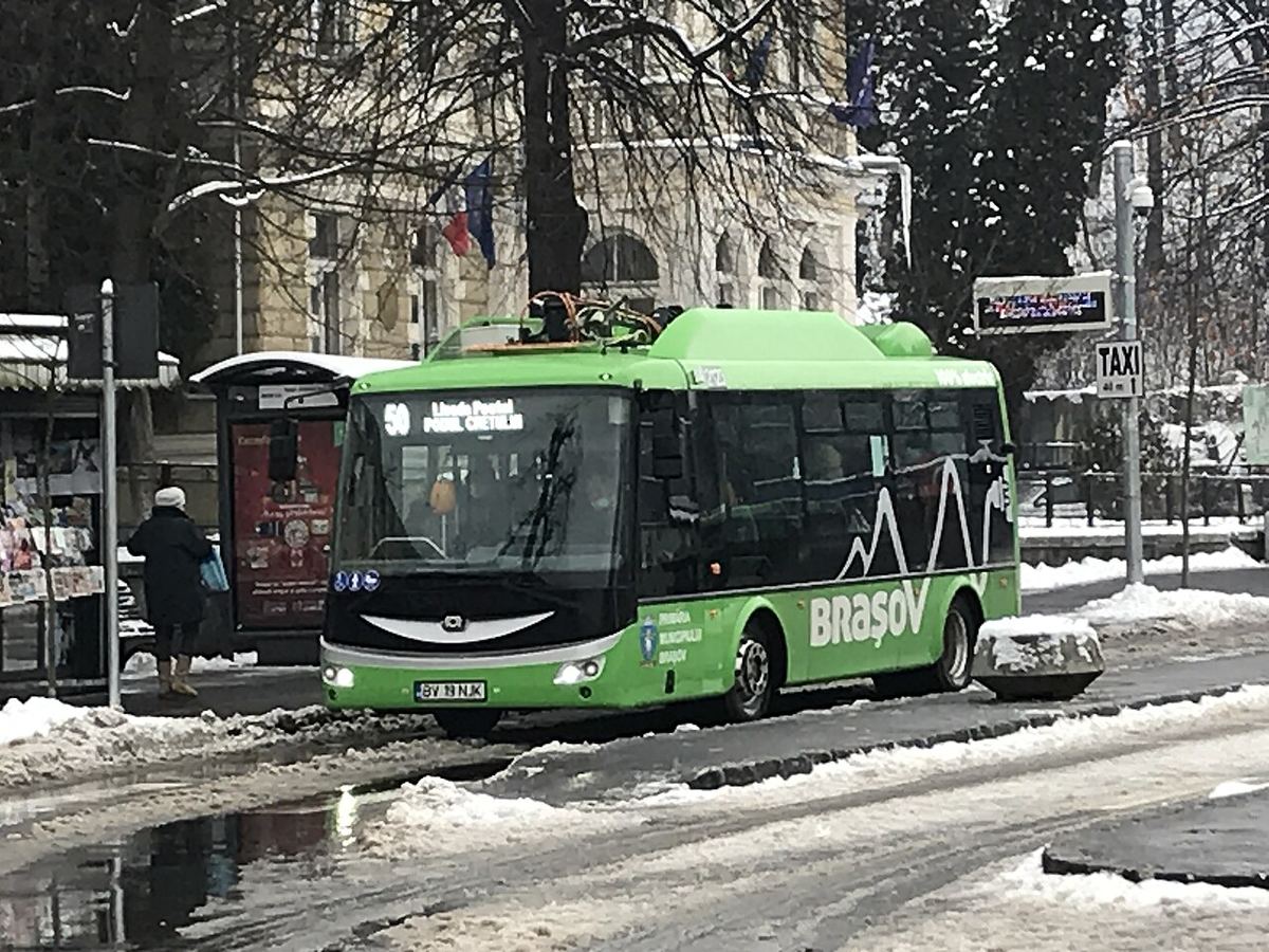Autobuz urban SOR EBN 8 al RATBV staționat la terminalul Livada Poștei din Brașov.
