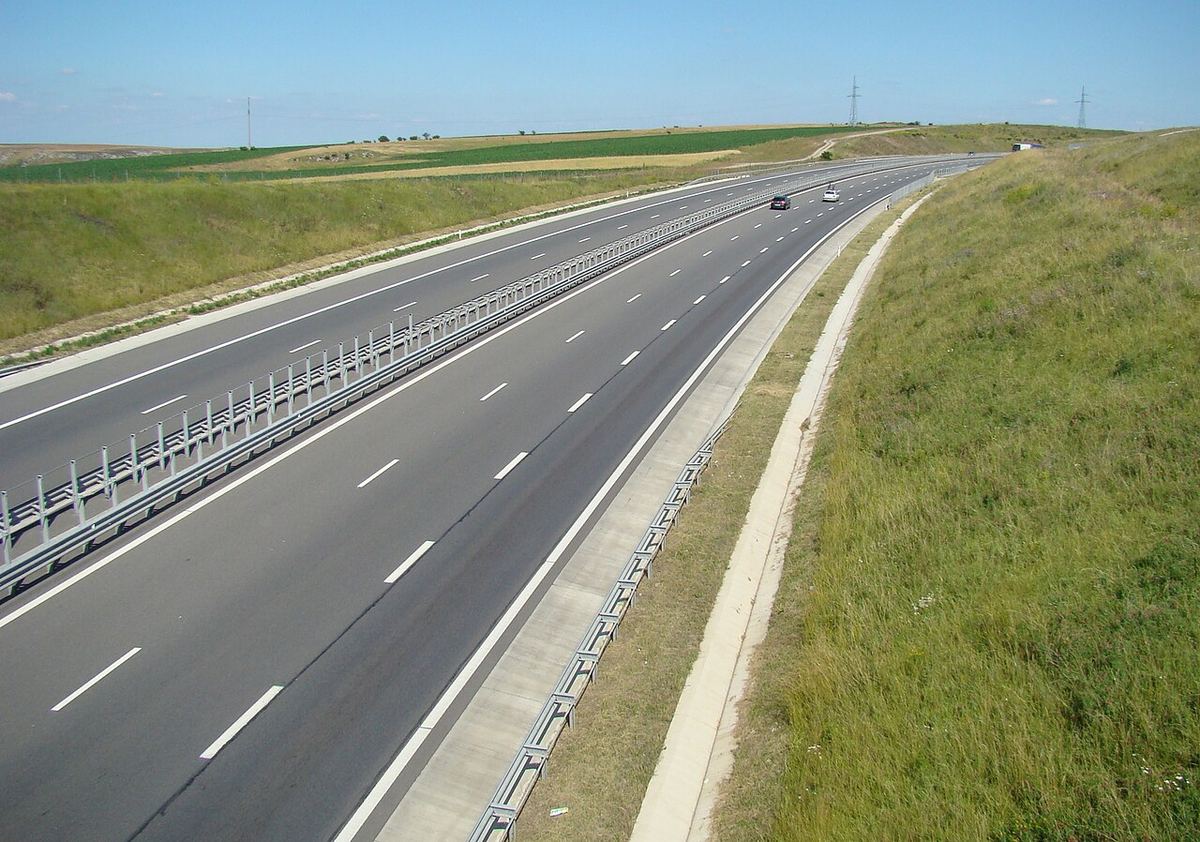Autostradă cu trafic redus printre dealuri