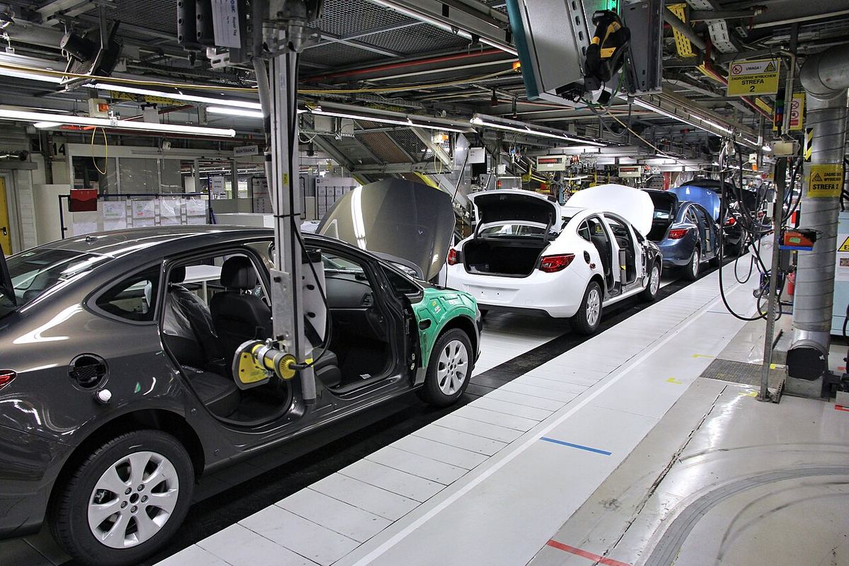 Linie de asamblare într-o fabrică de automobile