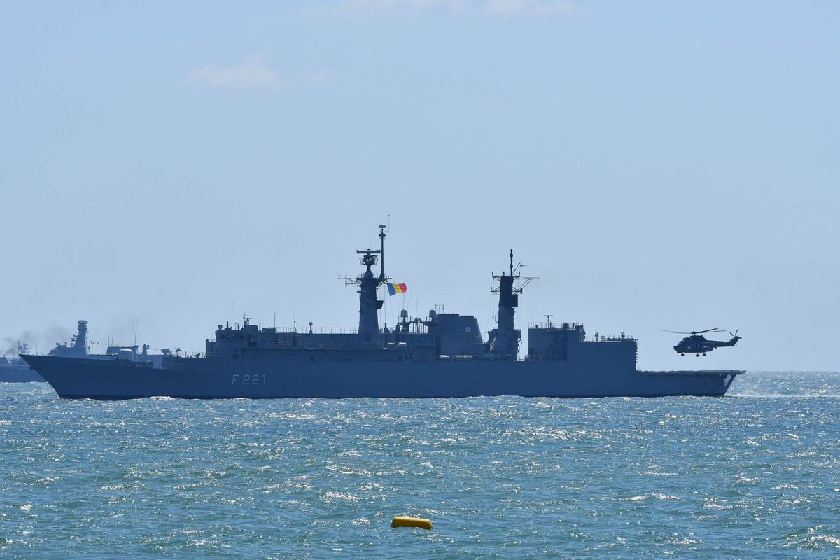 Fregată militară românească și un elicopter, pe Marea Neagră