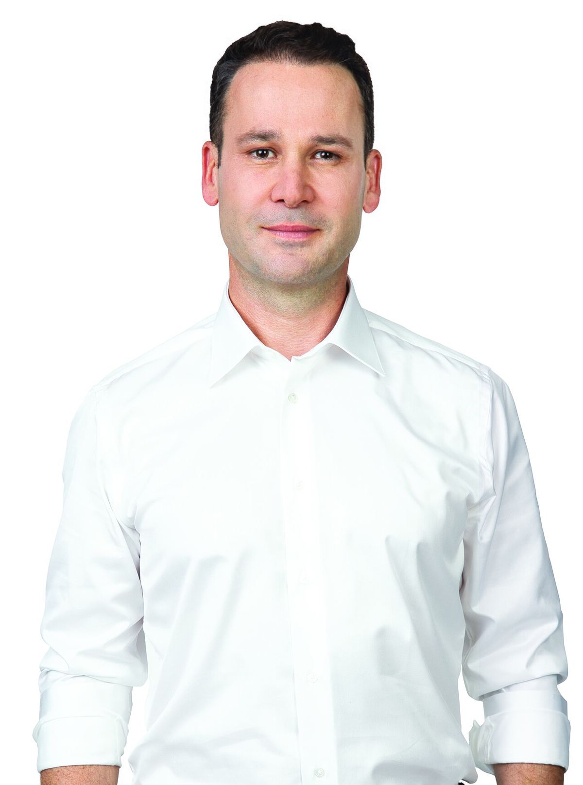 Portretul primarului Sectorului 3, Robert Negoiță, îmbrăcat într-o cămașă albă, pe fundal alb.