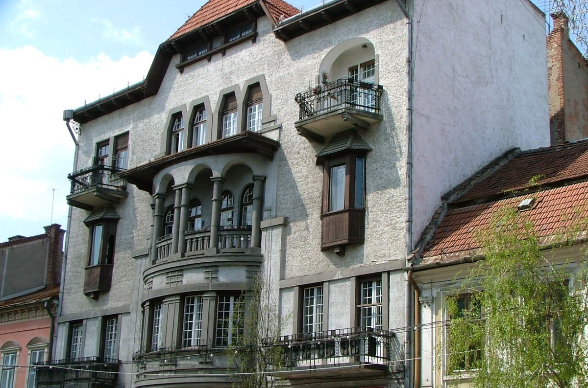 Casă cu arhitectură tradițională pe Bulevardul Memorandumului din Cluj-Napoca, România.