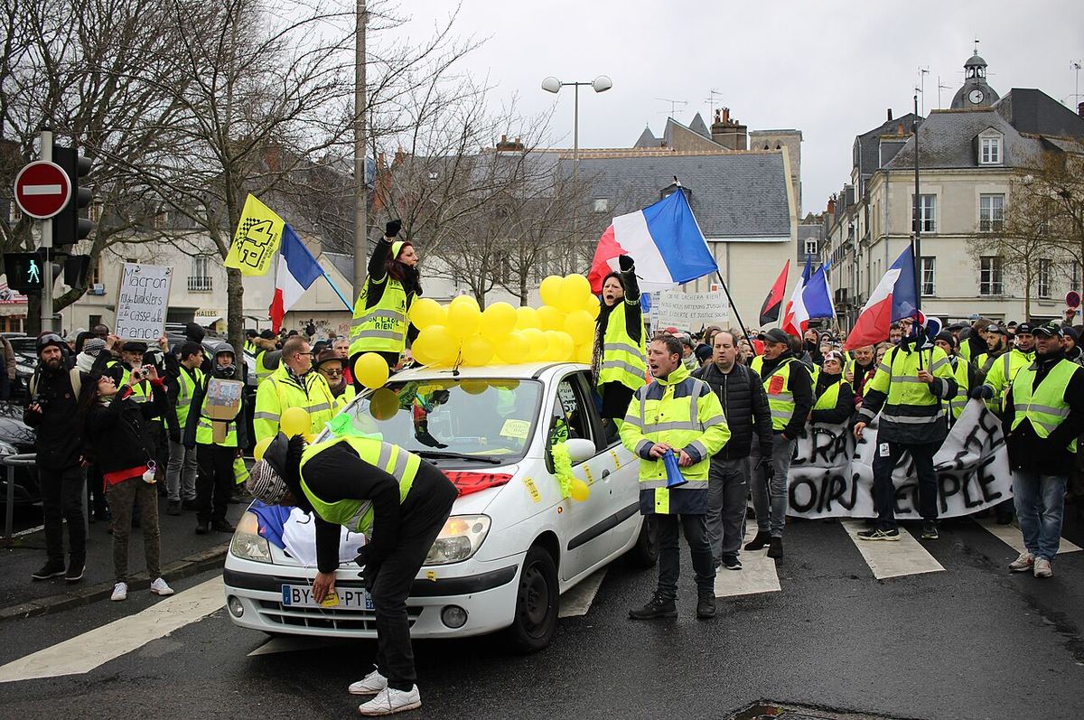 Protestatari în veste galbene pe o stradă din Tours, Franța, la o manifestație a Vestelor Galbene din 2019.