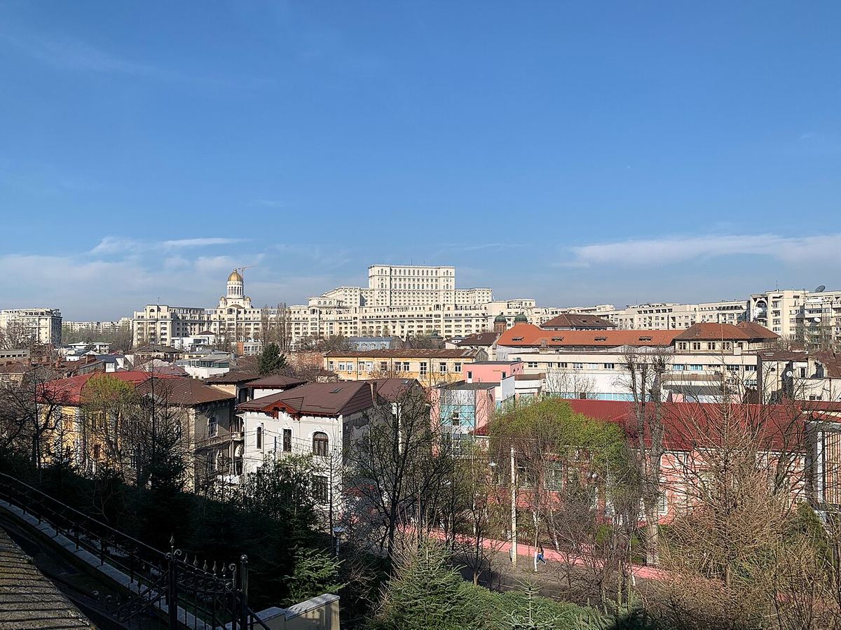 Vedere a Bucureștiului de pe Dealul Mitropoliei, cu Palatul Parlamentului în depărtare.