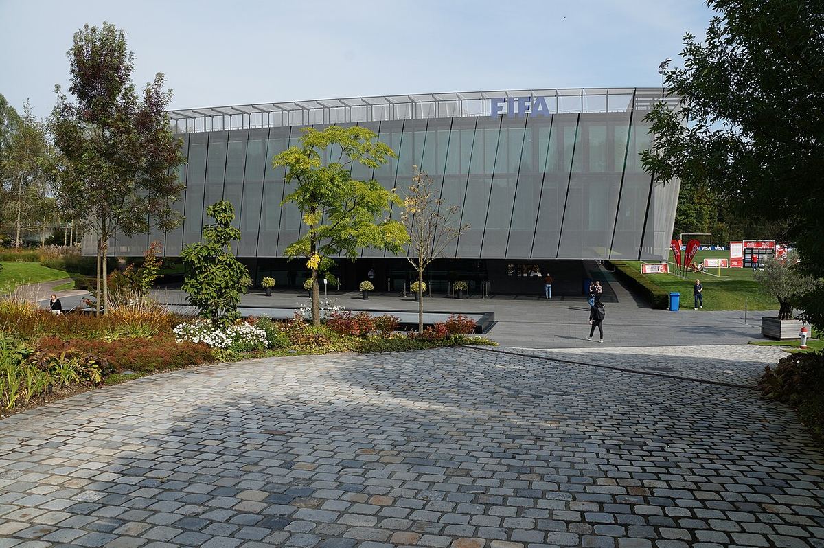 Sediul FIFA din Zürich, clădirea cu fațadă de sticlă și logoul FIFA vizibil, fotografie de arhivă.