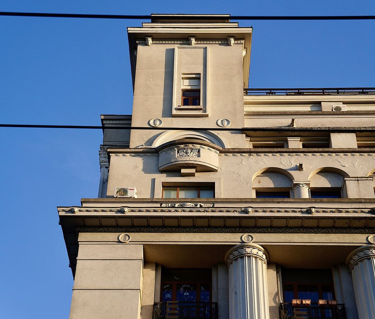 Clădirea Ministerului Justiției din București, fostul sediu al Societății Medicilor Veterinari, în prezent Institutul Național al Magistraturii.