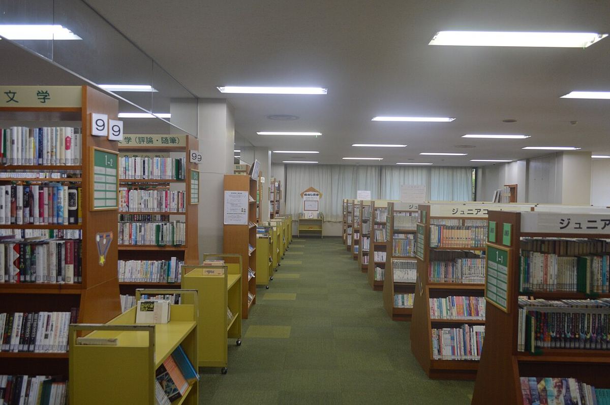 Rafturi cu cărți într-o bibliotecă publică
