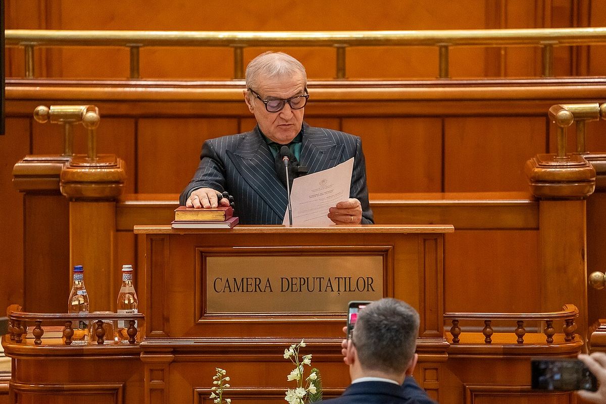 Gigi Becali vorbind la tribuna Camerei Deputaților, în decembrie 2024