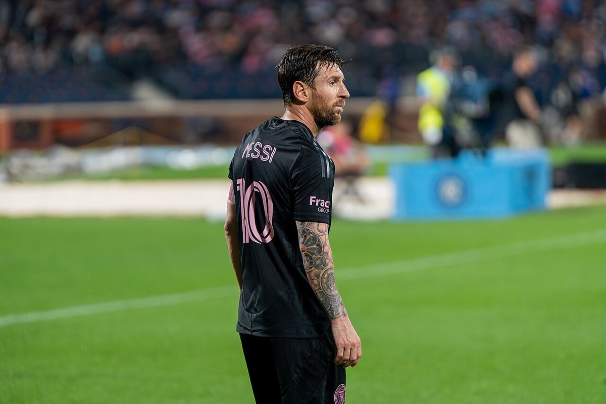 Lionel Messi, în tricoul negru al Inter Miami, pe teren într-un meci din 2025 (fotografie de arhivă).