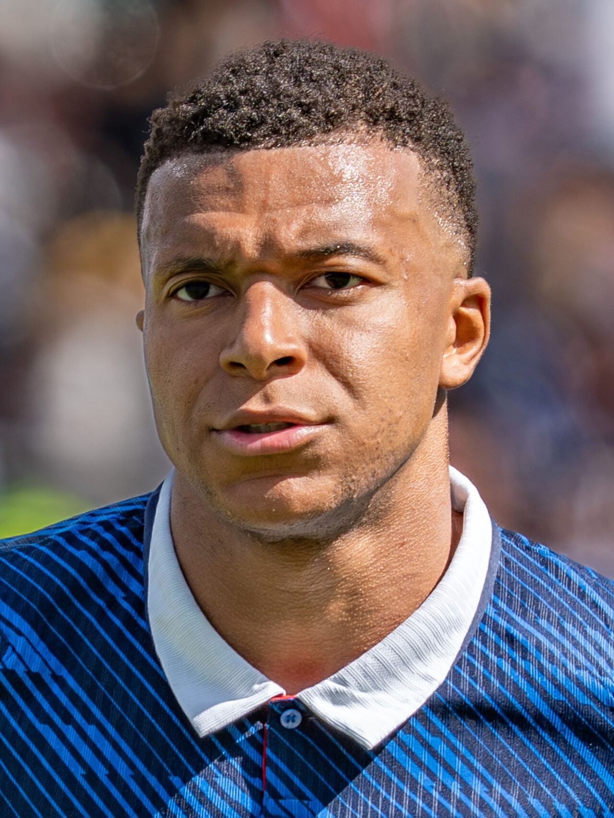 Portretul lui Kylian Mbappé în tricoul echipei Franței, fotografiat de aproape pe un stadion. Fotografie de arhivă.