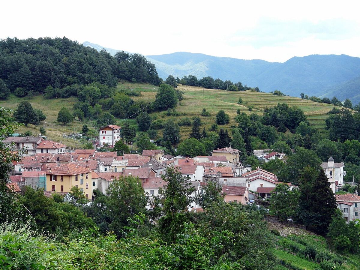 Panoramă a localității Cassingheno, comuna Fascia, din provincia Genova, Liguria, Italia.