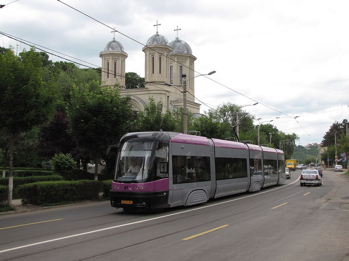 Un tramvai nou în probe de circulație pe o stradă din oraș, în a doua zi de teste.