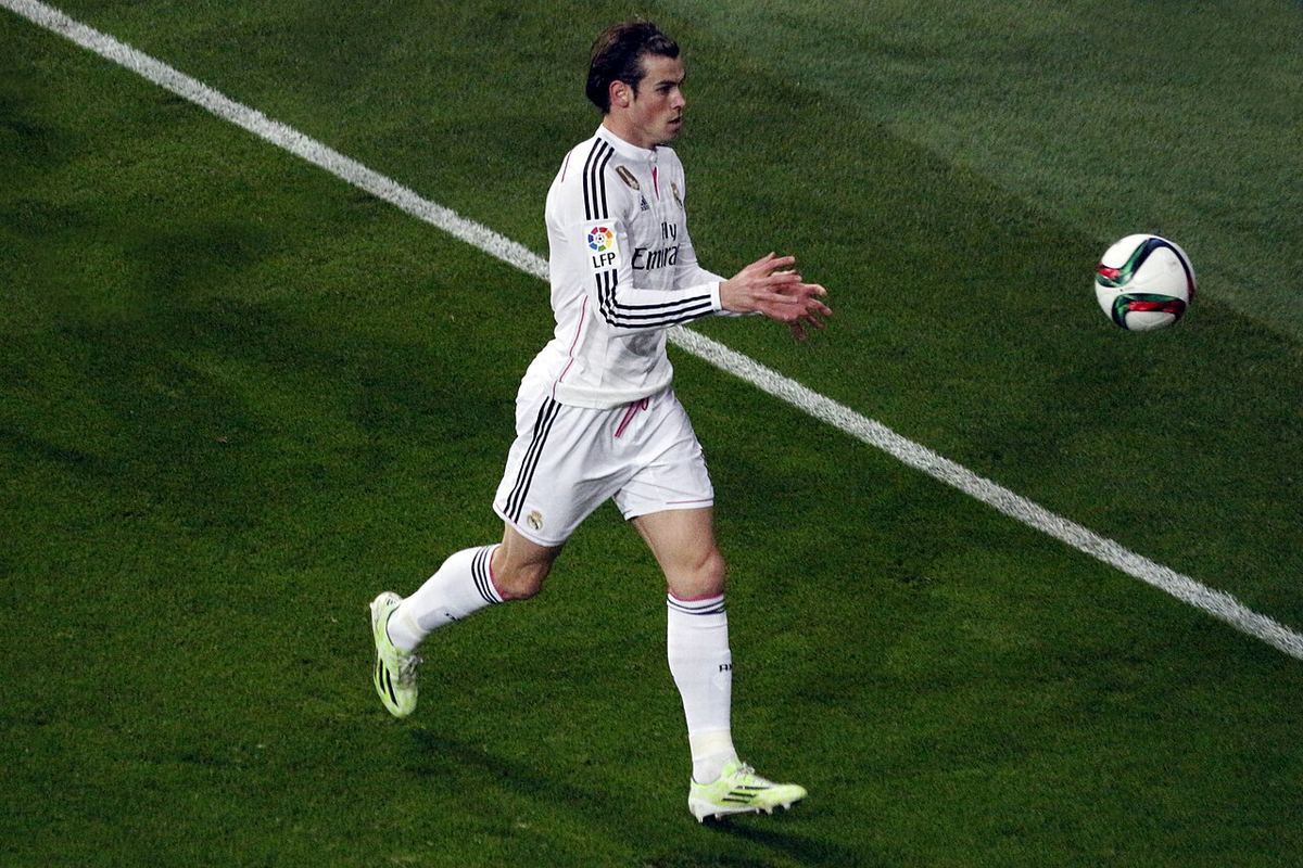 Gareth Bale joacă pentru Real Madrid într-un meci de fotbal.