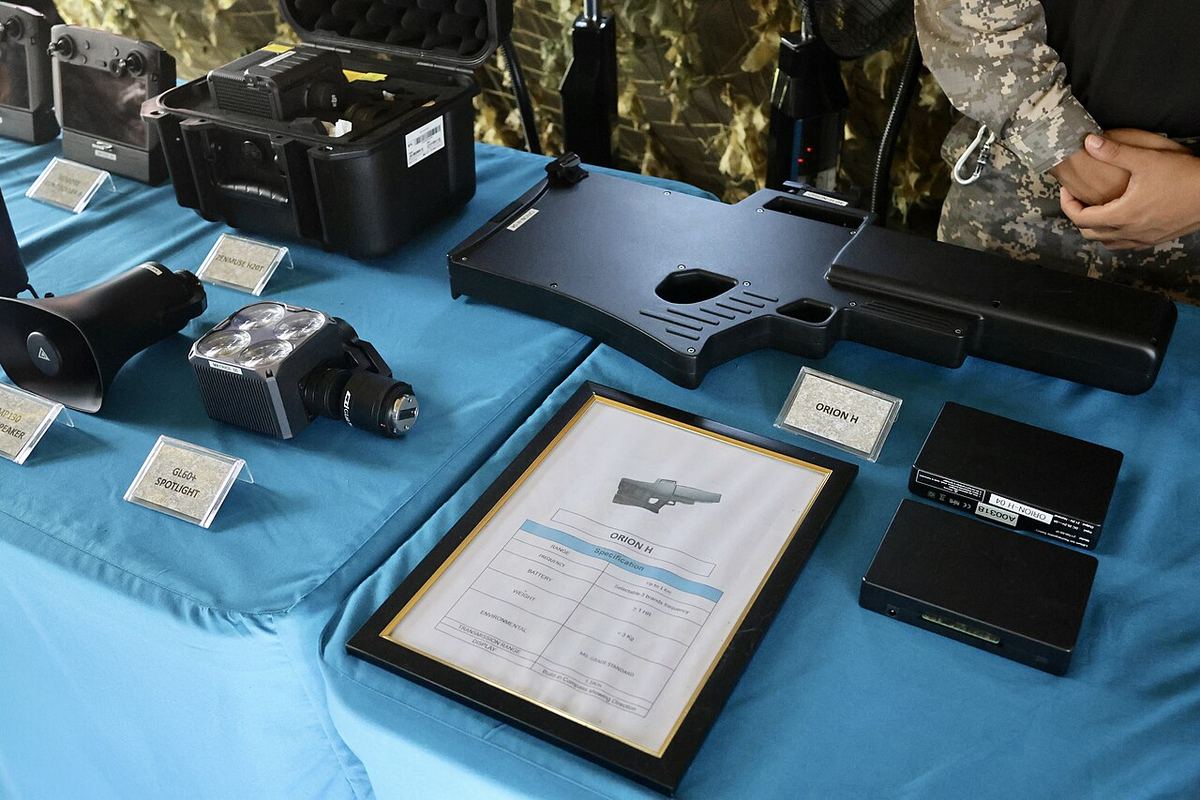 Sistem antidronă Orion H, fotografiat la un eveniment militar.