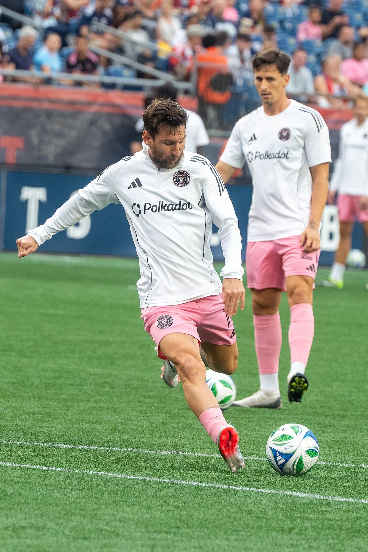 Lionel Messi, în echipamentul Inter Miami, lovește mingea pe teren în timpul încălzirii (fotografie de arhivă).