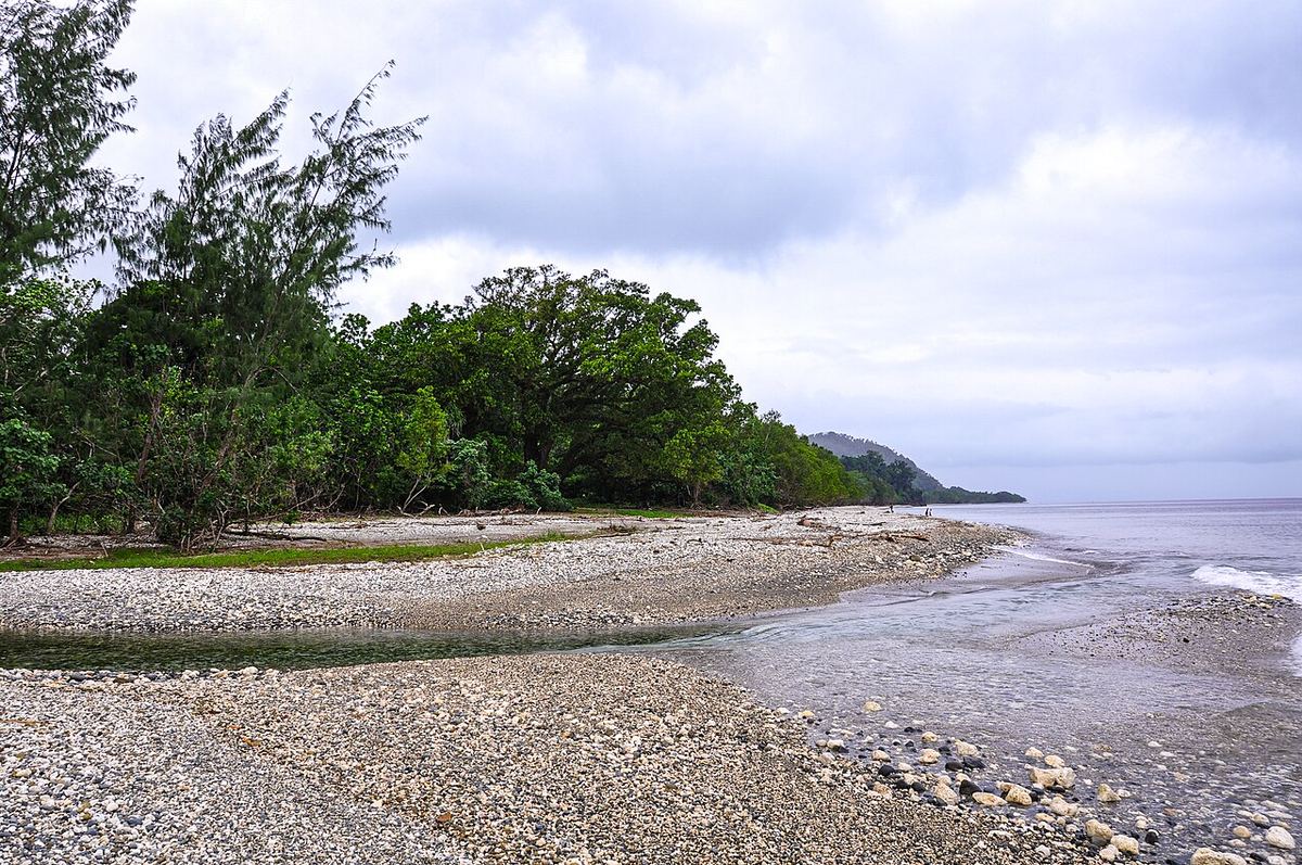 O plajă de pe insula Pentecost, Vanuatu, cu nisip și apă de mare.