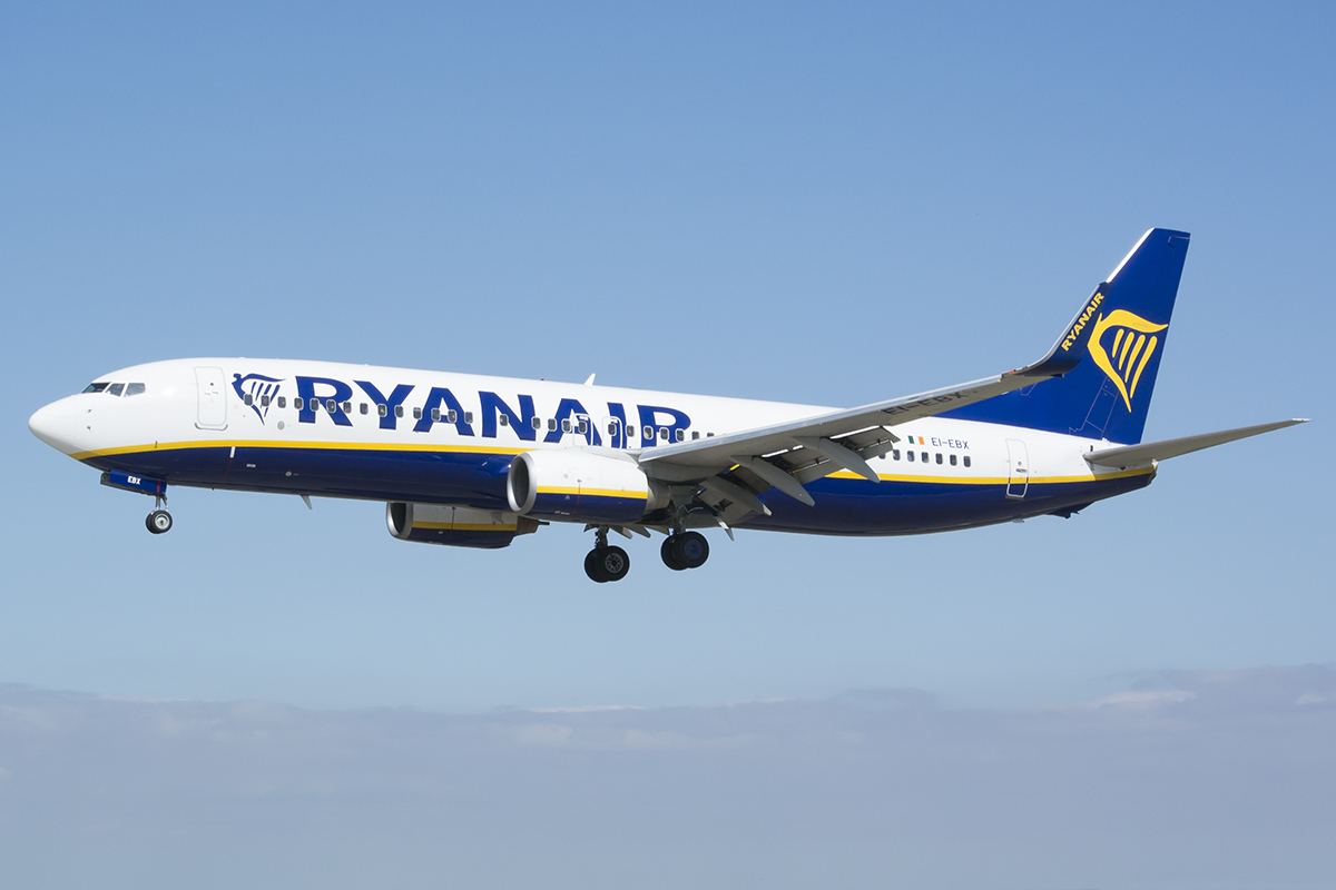 Avion Boeing 737-800 al Ryanair, cu înmatricularea EI-EBX, pe aeroportul Leeds Bradford.