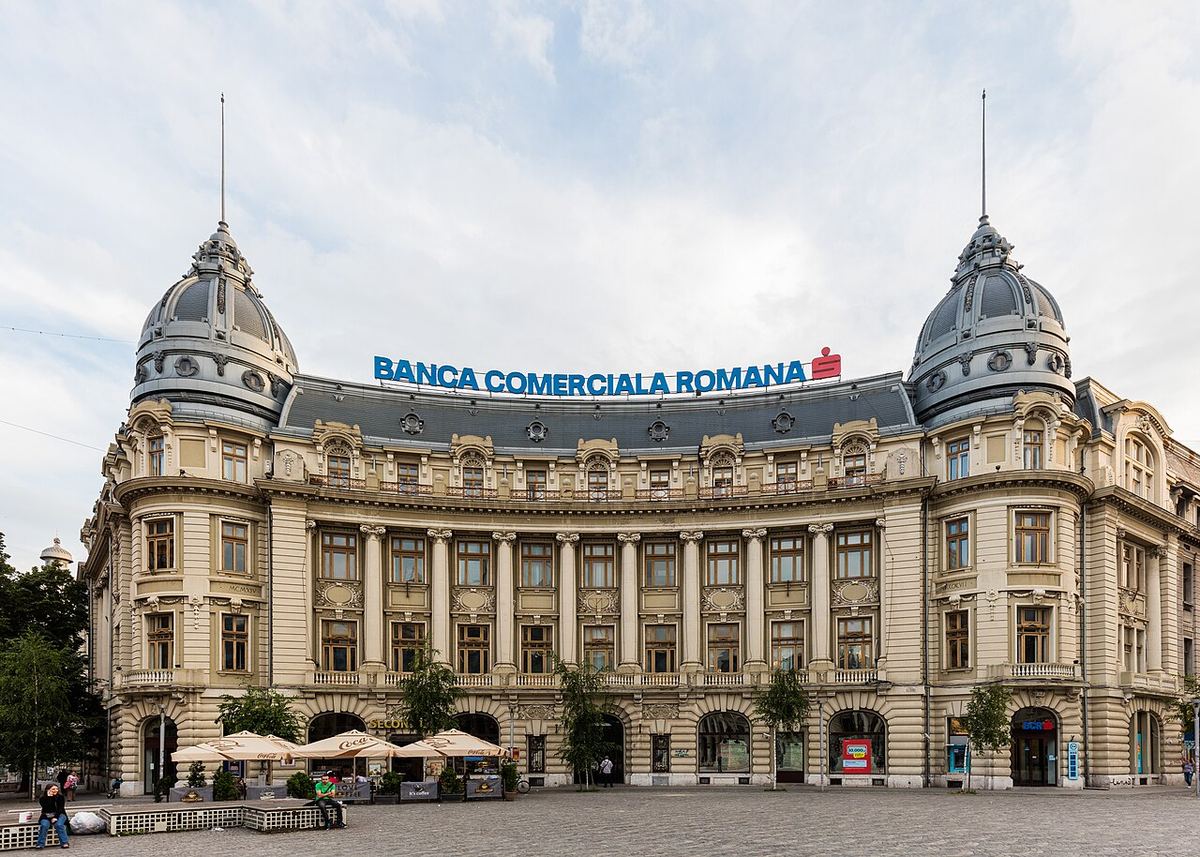Sediul Băncii Comerciale Române din București, fotografiat din exterior pe o zi însorită.